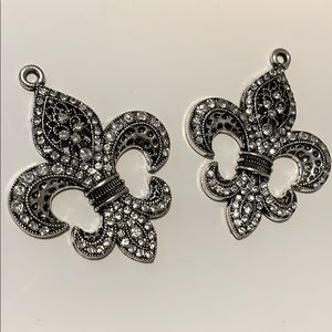 2x Large Fleur de Lis charm in antique silver